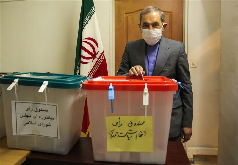 ولایتی رای خود را به صندوق انداخت